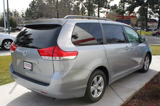 Toyota Sienna 2012 photo 1