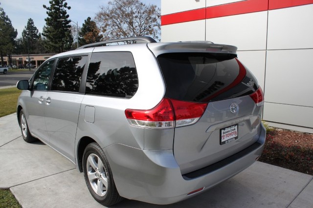 Toyota Sienna 2012 photo 2