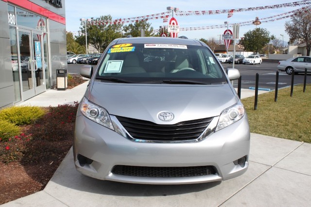 Toyota Sienna 2012 photo 3
