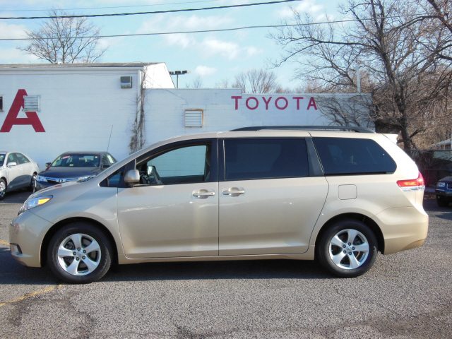 Toyota Sienna 2012 photo 2