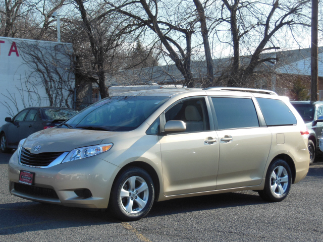Toyota Sienna 2012 photo 3