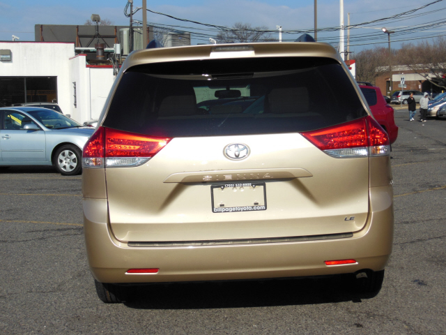 Toyota Sienna 2012 photo 4