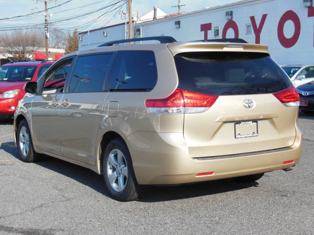 Toyota Sienna 2012 photo 5