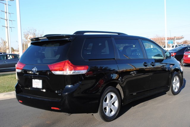 Toyota Sienna 2012 photo 1