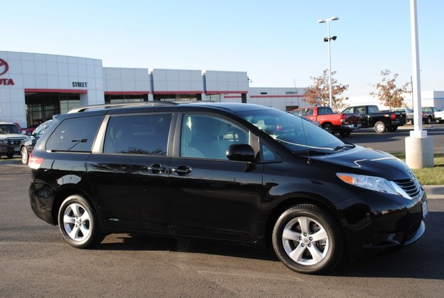 Toyota Sienna 2012 photo 2
