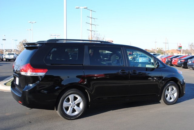 Toyota Sienna 2012 photo 3