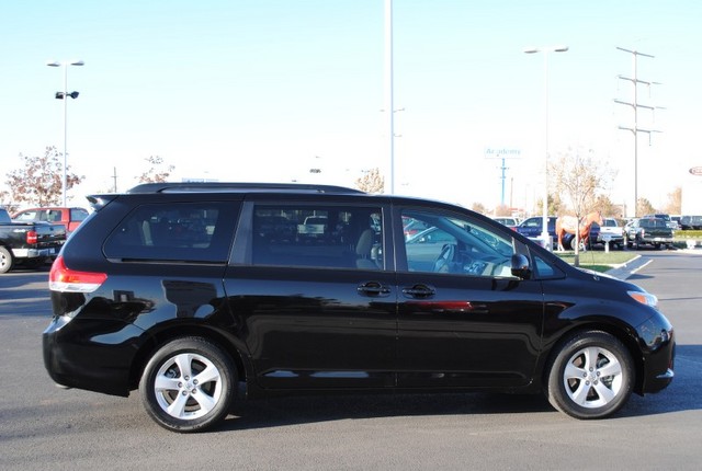 Toyota Sienna 2012 photo 4