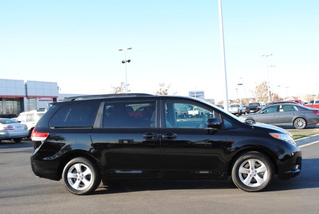 Toyota Sienna 2012 photo 5