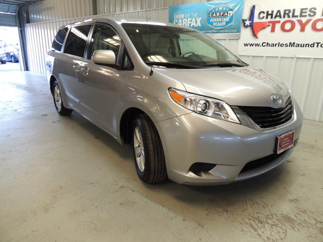 Toyota Sienna 2012 photo 2