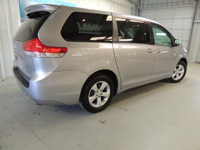 Toyota Sienna 2012 photo 3