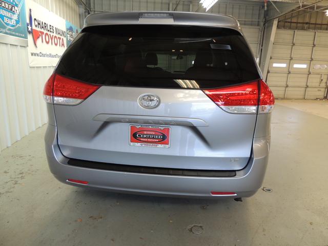 Toyota Sienna 2012 photo 5