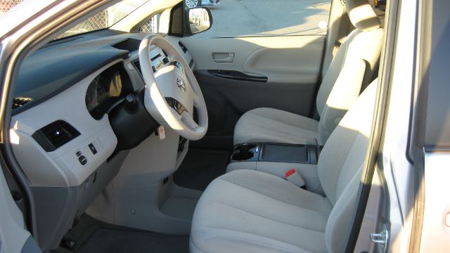 Toyota Sienna 2012 photo 4