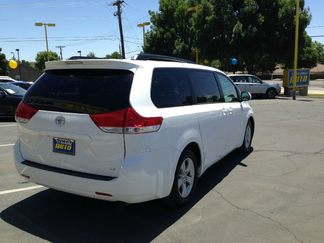 Toyota Sienna 2012 photo 1