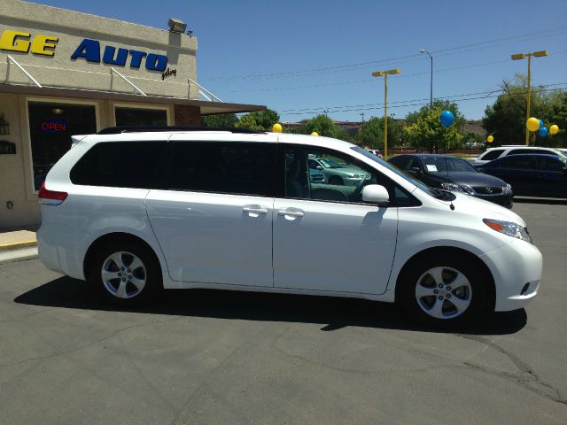 Toyota Sienna 2012 photo 11