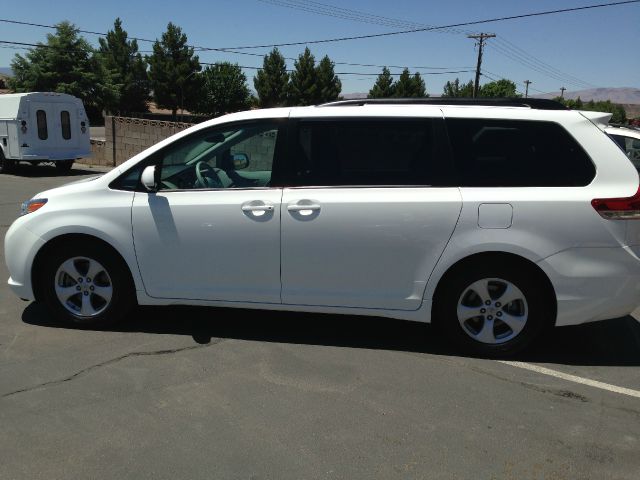 Toyota Sienna 2012 photo 12