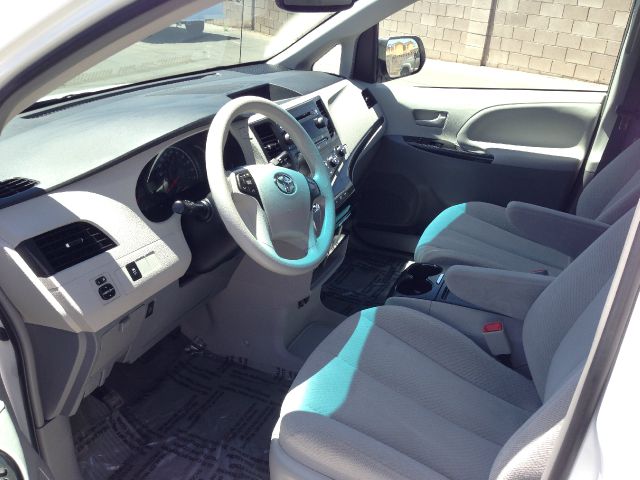 Toyota Sienna 2012 photo 2