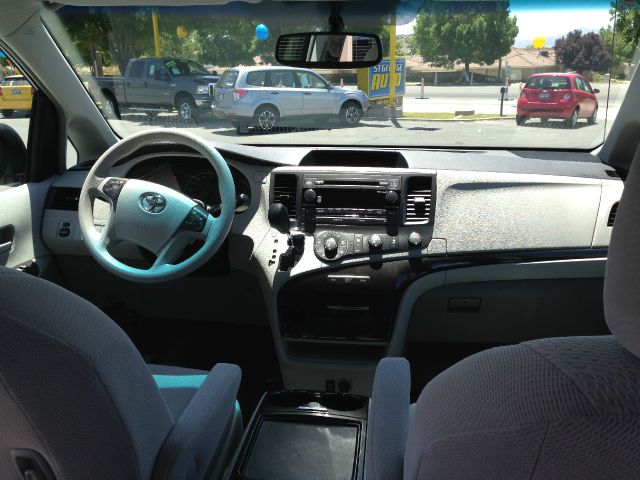 Toyota Sienna 2012 photo 3