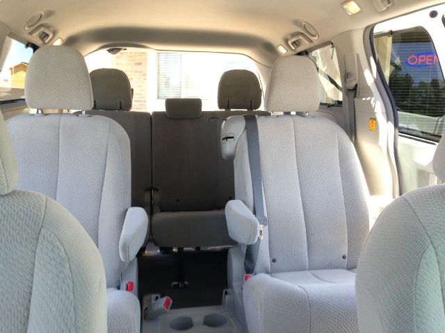 Toyota Sienna 2012 photo 6