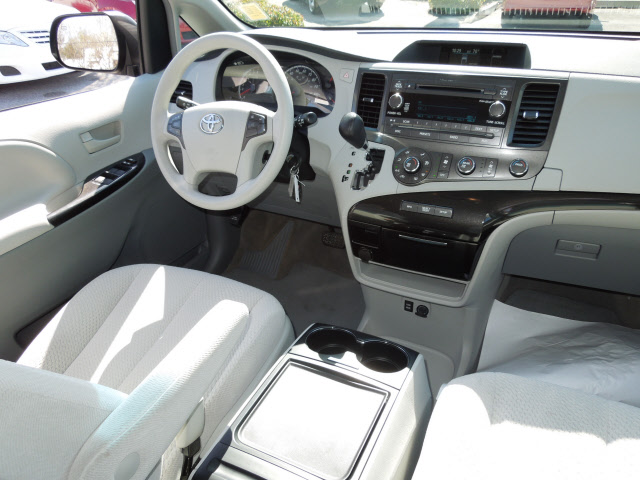 Toyota Sienna 2012 photo 1