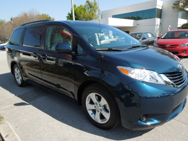 Toyota Sienna 2012 photo 2
