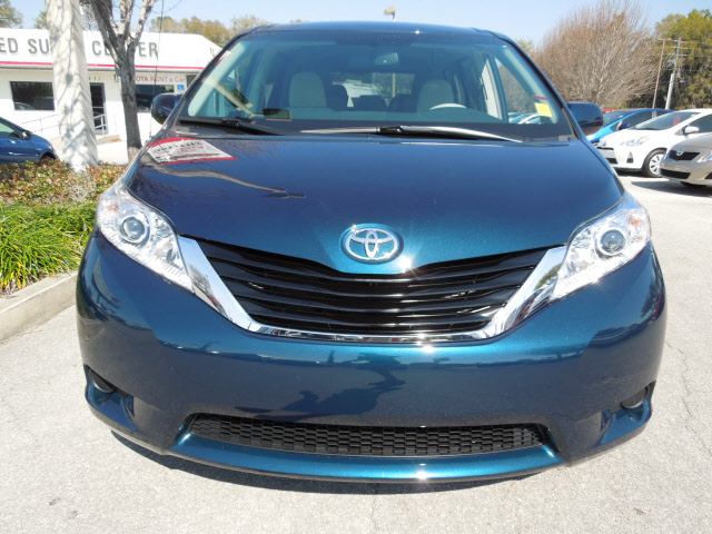 Toyota Sienna 2012 photo 3