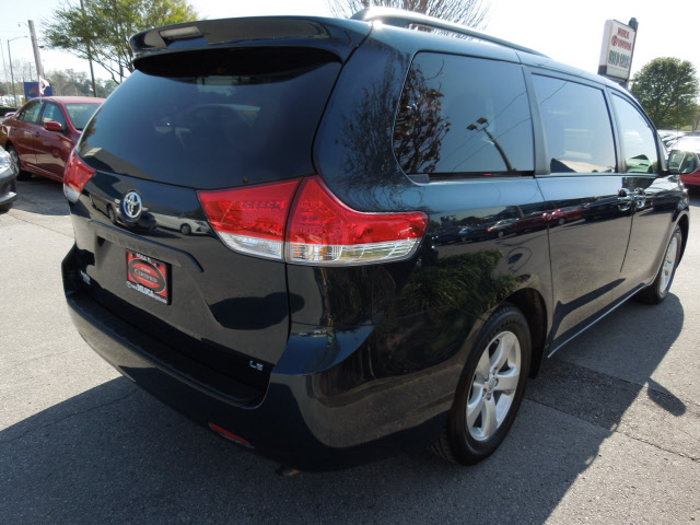 Toyota Sienna 2012 photo 5