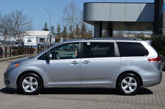 Toyota Sienna 2012 photo 2