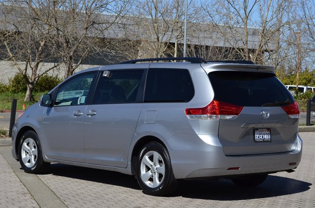 Toyota Sienna 2012 photo 3