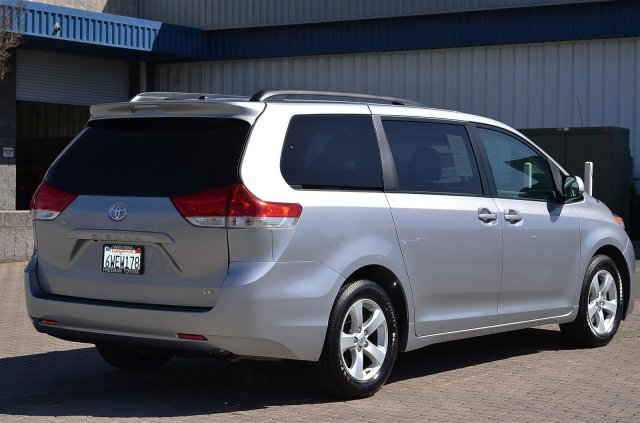 Toyota Sienna 2012 photo 4