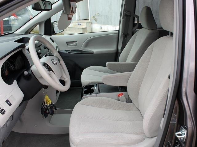 Toyota Sienna 2012 photo 1