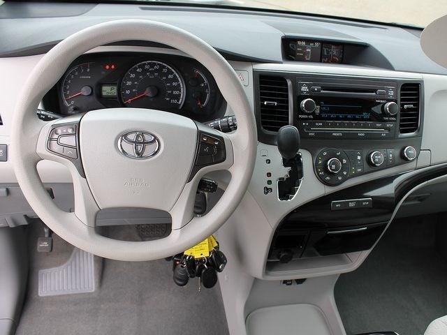 Toyota Sienna 2012 photo 3