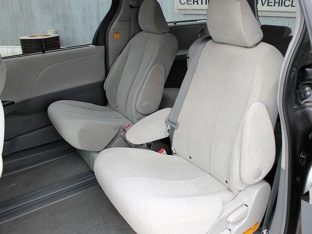 Toyota Sienna 2012 photo 4