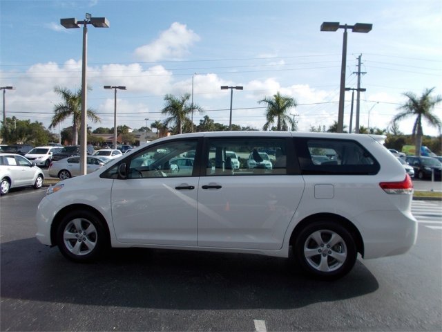 Toyota Sienna 2012 photo 1
