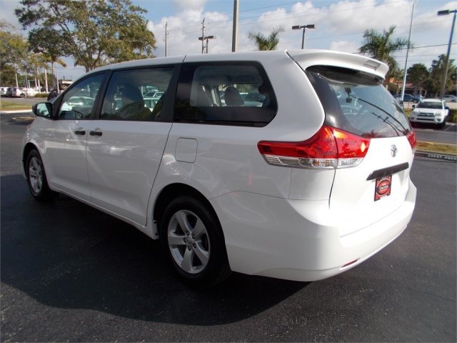 Toyota Sienna 2012 photo 2