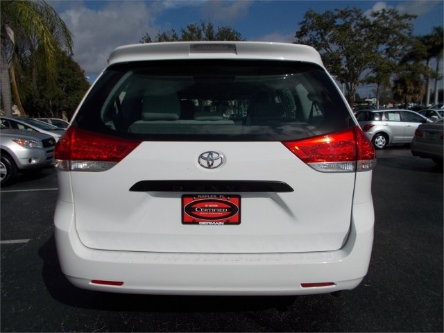 Toyota Sienna 2012 photo 3