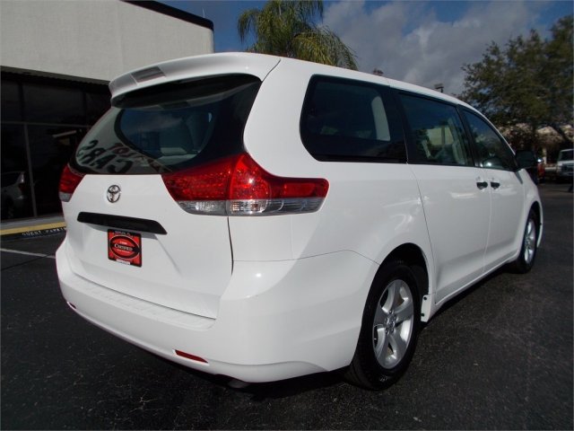 Toyota Sienna 2012 photo 4