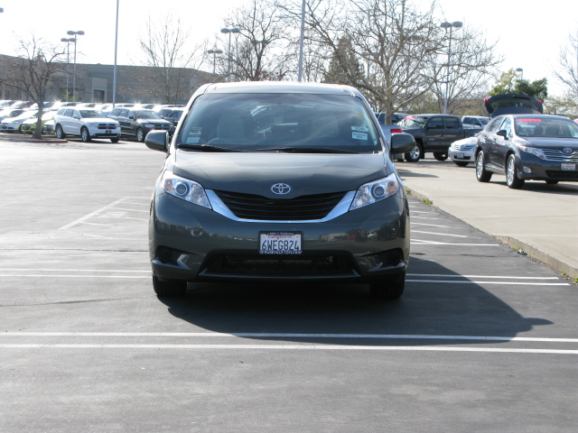 Toyota Sienna 2012 photo 3
