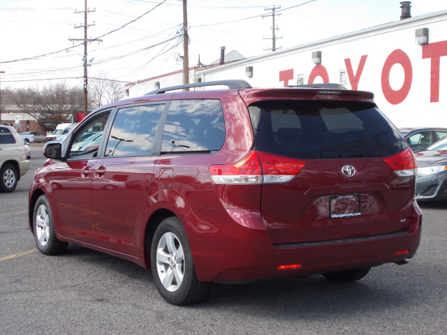 Toyota Sienna 2012 photo 1