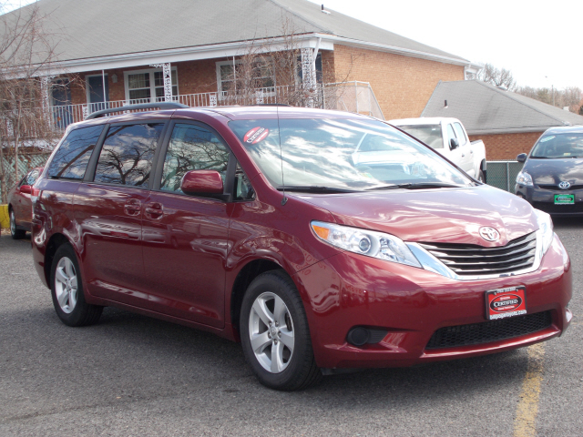 Toyota Sienna 2012 photo 2