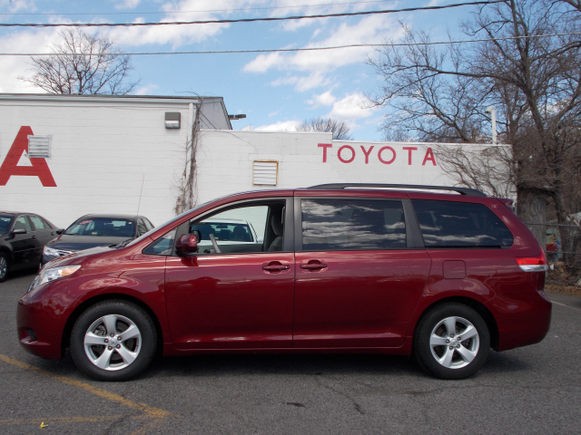Toyota Sienna 2012 photo 3