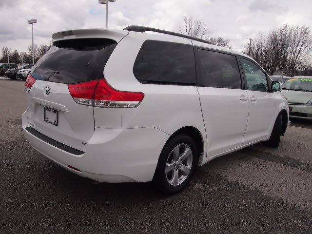 Toyota Sienna 2012 photo 2