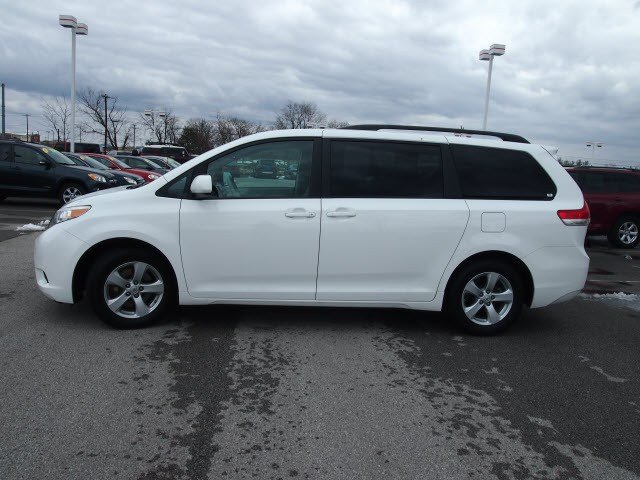 Toyota Sienna 2012 photo 3