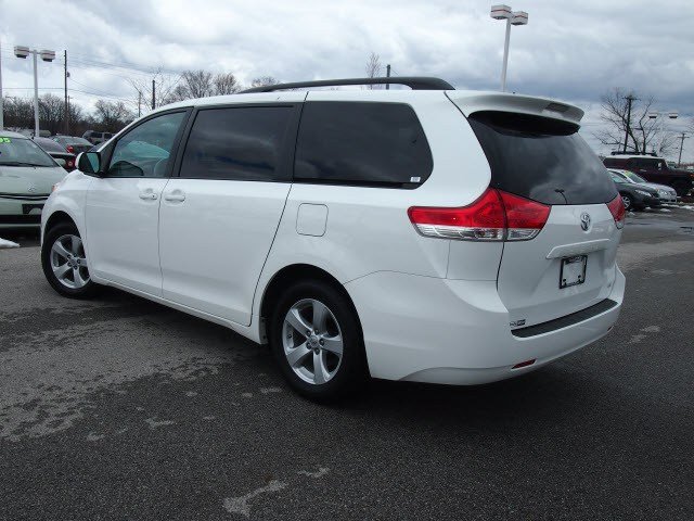 Toyota Sienna 2012 photo 4