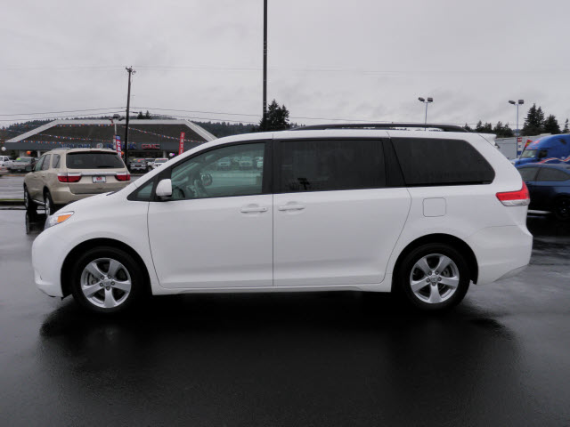 Toyota Sienna 2012 photo 2