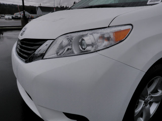 Toyota Sienna 2012 photo 3