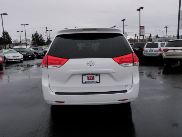 Toyota Sienna 2012 photo 4