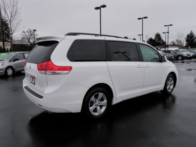 Toyota Sienna 2012 photo 5