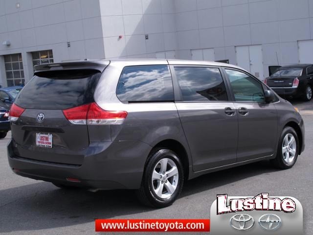 Toyota Sienna 2012 photo 3
