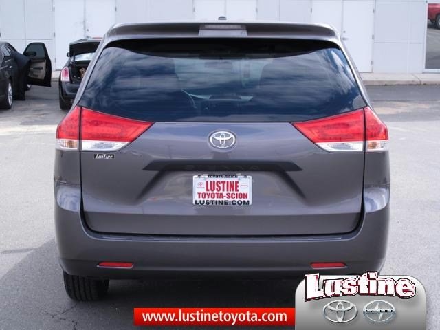 Toyota Sienna 2012 photo 5