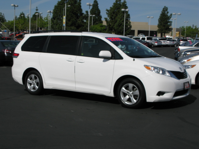 Toyota Sienna 2012 photo 1